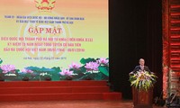 越南党和国家领导人会见历届河内国会代表