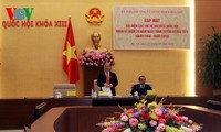 越南国会主席阮生雄会见历届国会代表