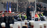 法国继续举行恐怖袭击遇难者悼念活动