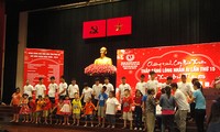 胡志明市向残疾人和孤儿赠送两千份春节慰问品