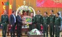 越南政府副总理阮春福向第五军区武装力量拜年