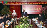 越南政府副总理阮春福向银行部门拜年