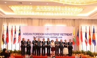 越南政府副总理兼外交部长范平明出席2016年东盟外长非正式会议