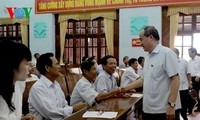 越南祖国阵线中央委员会主席阮善仁与北江省选民接触