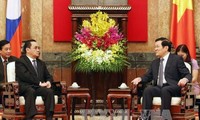 越南国家和政府领导人会见老挝总理通辛