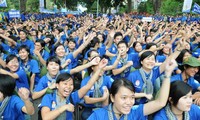 越南全国各地纷纷举行活动纪念胡志明共青团成立85周年