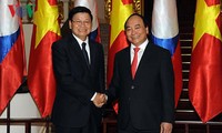 越南政府总理阮春福同老挝总理通伦•西苏里举行会谈