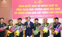 越南国家主席陈大光颁发越南人民军总参谋长任命决定