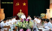 阮春福与永隆省领导人座谈
