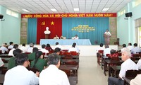 越南政府副总理张和平与隆安省选民接触