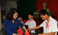越南国家副主席邓氏玉盛向130名好学特困生赠送助学金