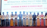  向越南中部三省优秀大中学生颁发Vallet奖学金
