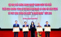 邓氏玉盛出席河内优秀企业和企业家表彰会