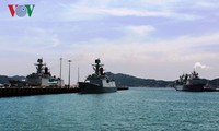 中国海军舰艇编队访问越南金兰国际港
