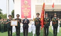 阮春福向越南人民军政治学院授予一级军功章
