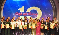 表彰在社会活动中与媒体并肩同行的越南企业和企业家