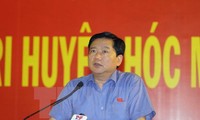 越南党政领导人在第十四届国会第二次会议后接触选民