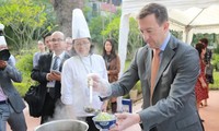 法国驻越大使贝特兰•洛尔拉里学做越南传统河粉