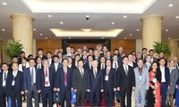 阮富仲会见出席第5次越南学国际研讨会的代表团