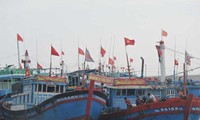 越南渔民前往黄沙传统渔场捕鱼前高唱国歌