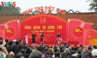 在文庙国子监举行的越南诗歌日活动的精彩瞬间