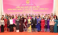 阮氏金银会见各国和国际组织驻越女大使和女首席代表