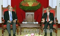 越共中央经济部部长阮文平会见国际货币基金组织专家团