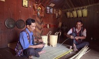 朱儒族同胞致力维护背篓编织艺术