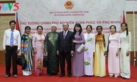 阮春福会见旅柬越南人代表
