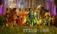 2017年顺化传统手工艺节期间举行“奥黛”表演