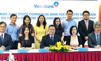 越南工商银行与国际金融机构签署一亿美元的联合贷款合同