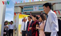 阮氏金银出席隆安省获颁“全民英勇坚强杀敌”称号50周年纪念会