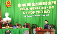 阮氏金银出席芹苴市第九届人民议会第七次会议