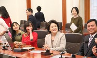  韩国总统夫人会见越南留学生