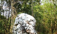 莱州省边境地区哈尼族的圣石——白石老人