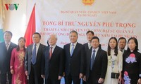阮富仲看望越南驻匈大使馆工作人员并会见匈社会党主席贝尔道兰