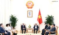 越南政府总理阮春福会见美国企业代表团