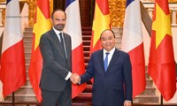 法国总理菲利普圆满结束对越南的正式访问