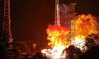 中国月球探测器升空
