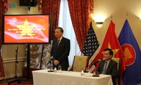 公安部长苏林探望越南驻美大使馆