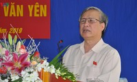 越南党和国家领导人与各地选民接触