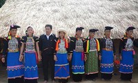 Tracht und Kopftuch der Frauen der Volksgruppe Si La