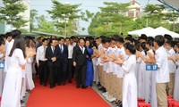 越南党、国家领导人出席全国各地新学年开学典礼