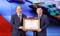 阮春福出席海防港工人传统日90周年纪念仪式