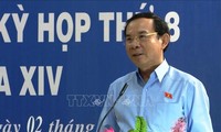 越南党、国家领导人与全国各地选民进行接触