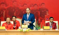 越南政府总理阮春福会见越南男女足