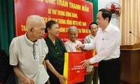 越南祖国阵线中央委员会主席陈青敏看望慰问河静省优抚家庭