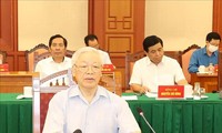 越共中央总书记、国家主席阮富仲主持越共十三大文件小组会议