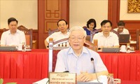越共中央总书记、国家主席阮富仲主持与河内市委常委工作座谈会