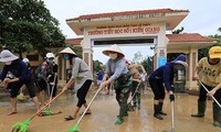 越南中部地区一边克服洪灾影响一边应对台风莫拉菲